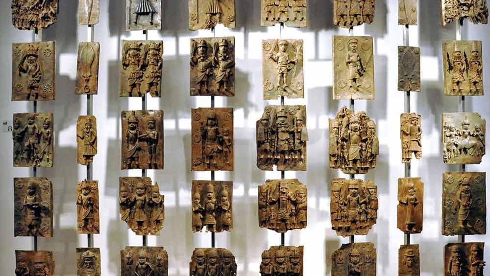 বেনিন ব্রোঞ্জ:  ব্রোঞ্জের পাতের উপর খোদাই করা হরফের জন্য বিখ্যাত ছিল বেনিন সাম্রাজ্য। ১৯৮৭ সালে বেনিনে আধিপত্য বিস্তারের পর ব্রিটিশরা দু’শোরও বেশি এই খোদাই করা ব্রোঞ্জ চুরি করে নেয়। সেগুলিও ব্রিটিশ জাদুঘরে রাখা রয়েছে।