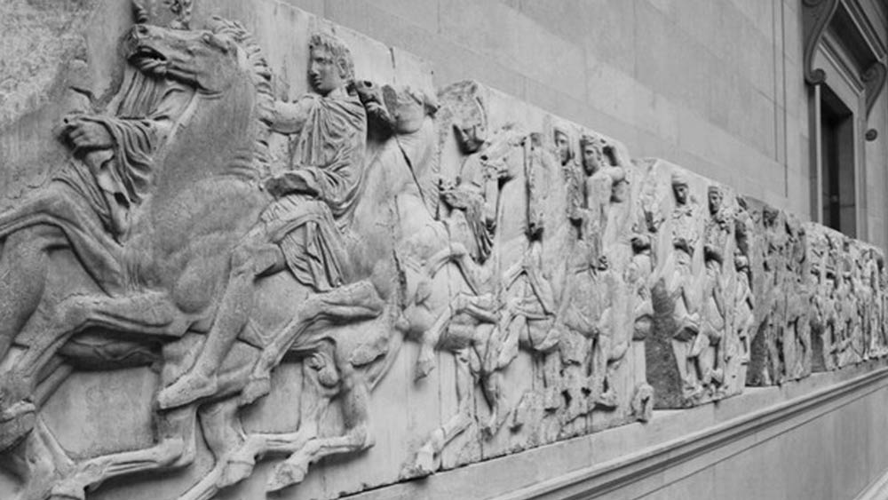 এলগিন মার্বেল: প্রাচীন গ্রিক মন্দির ছিল পার্থেনন। ১৮০৩ সালে লর্ড এলগিন এই মন্দিরের মার্বেল নিয়ে চলে এসেছিলেন। এলগিনের দাবি ছিল, অনুমতি নিয়েই তিনি মার্বেল এনেছিলেন। কিন্তু এই দাবির কোনও প্রমাণ দিতে পারেননি। যদিও গ্রিকদের দাবি মেনে সেগুলি ফিরিয়েও দেননি। ব্রিটিশ জাদুঘরে এটিও রাখা রয়েছে।