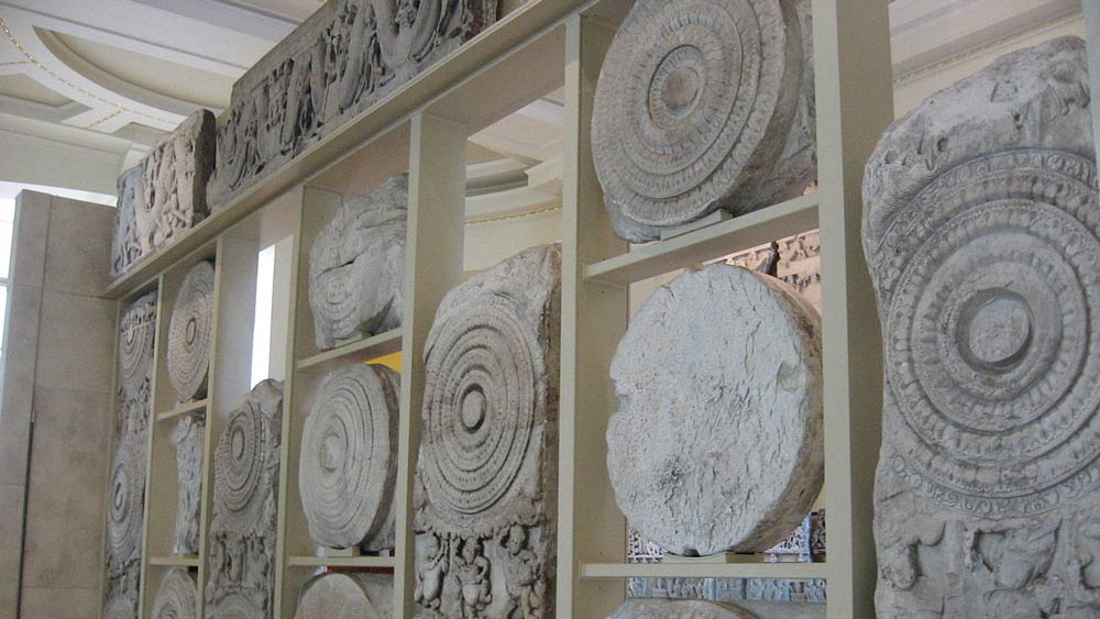 অমরাবতী ভাস্কর্য: এটিও লন্ডনের ব্রিটিশ জাদুঘরে রাখা রয়েছে। ১৪০ বছর আগে তত্কালীন মাদ্রাজ থেকে এই ভাস্কর্য নিয়ে গিয়েছিল ব্রিটিশরা।