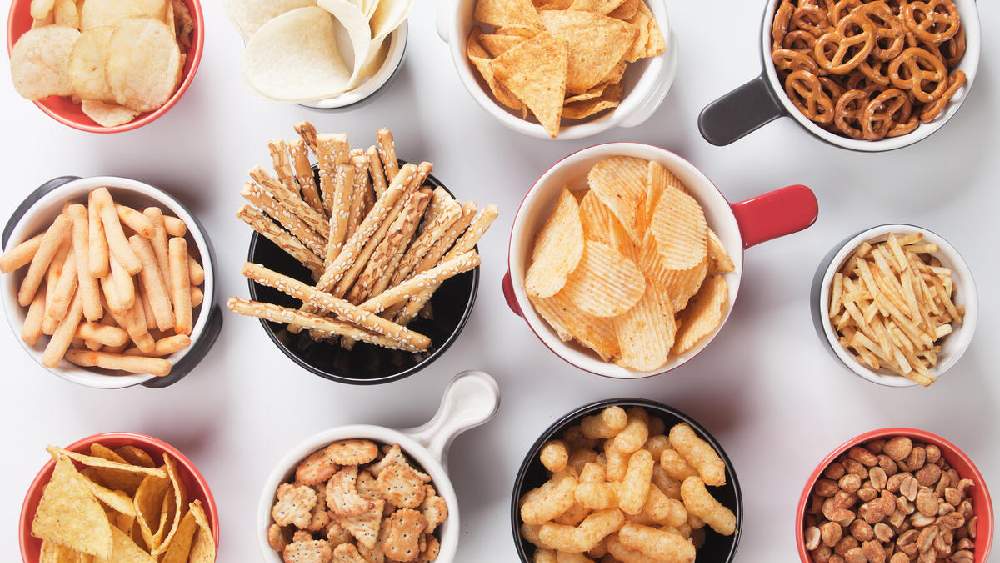 বিশ্ব স্বাস্থ্য সংস্থা জানিয়েছে প্রত্যেক দিন ৫ গ্রামের বেশি নুন খাওয়া উচিত নয়। যাঁদের উচ্চ রক্তচাপের সমস্যা তাঁদের আরও নুন চলবে না। বিশেষ করে আমরা অনেক সময় বুঝতে পারি না বাইরের জাঙ্ক ফুড বা বিস্কুট-চানাচুড়েও কতটা লবণ থাকে। তাই যে কোনও বাইরের খাবার খাওয়ার আগে সাবধান হন।