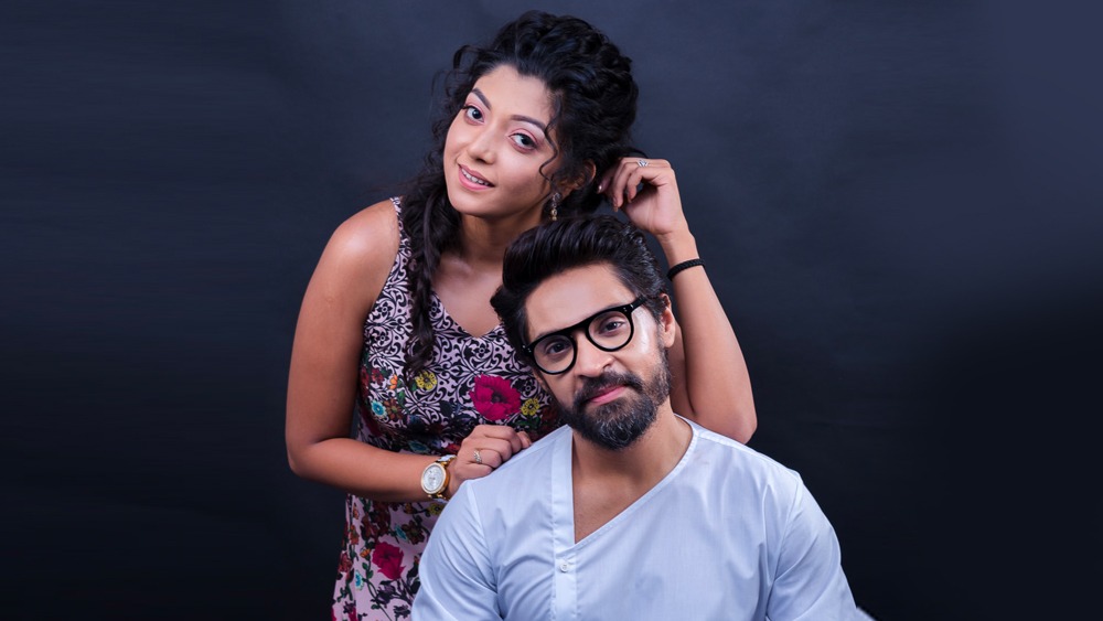 দু’জনেই অভিনেতা। দু’জনেই ব্যস্ত। টলিপাড়ার ‘লাইট-ক্যামেরা-অ্যাকশন’-এর হাঁকডাকেই দিনের বেশিরভাগ সময় কেটে যায় গৌরব চট্টোপাধ্যায় এবং দেবলীনা কুমারের। 