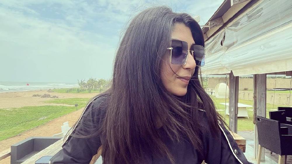 কিন্তু ব্যস্ততা কি কখনও প্রেমকে ছাপিয়ে যেতে পেরেছে!  টলিপাড়ার তারকা দম্পতি কিন্তু ঠিক সময় বার করে বেরিয়ে পড়েছেন নিভৃতে সময় কাটাতে। আগামী কয়েক দিনের জন্য তাঁদের ঠিকানা গোয়া। 