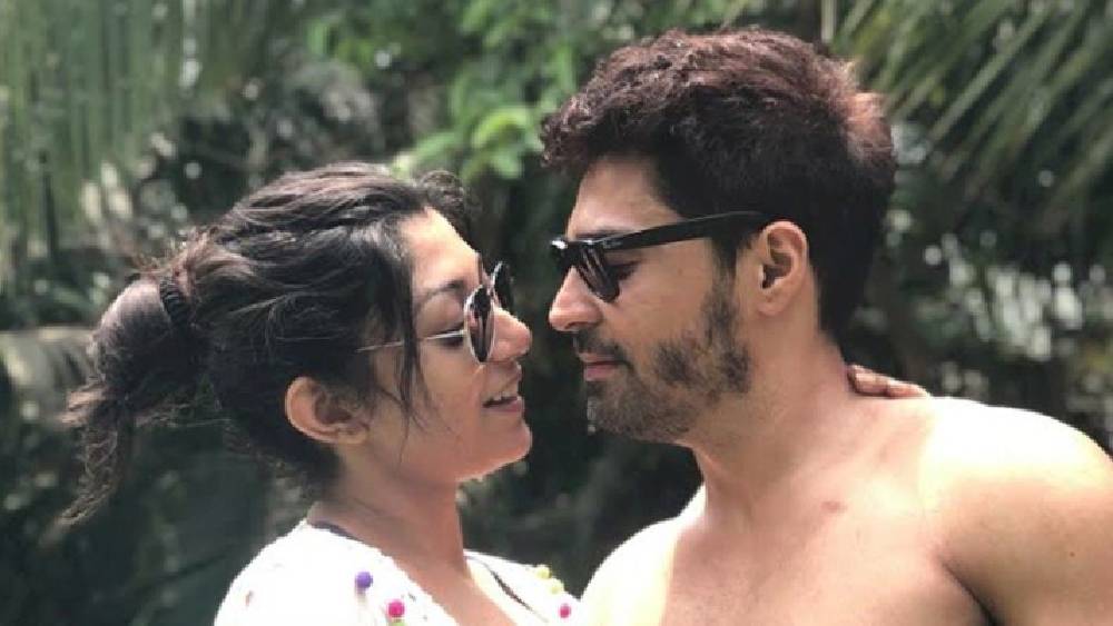 গৌরব এবং দেবলীনা দু’জনেই নেটমাধ্যমে সক্রিয়। জিম করা থেকে হেঁসেলের কড়াইতে ফুটন্ত রান্না— সবেরই হদিশ মেলে তাঁদের ইনস্টাগ্রামের পাতায়। মধুচন্দ্রিমার ক্ষেত্রেও ব্যতিক্রম হল না। 