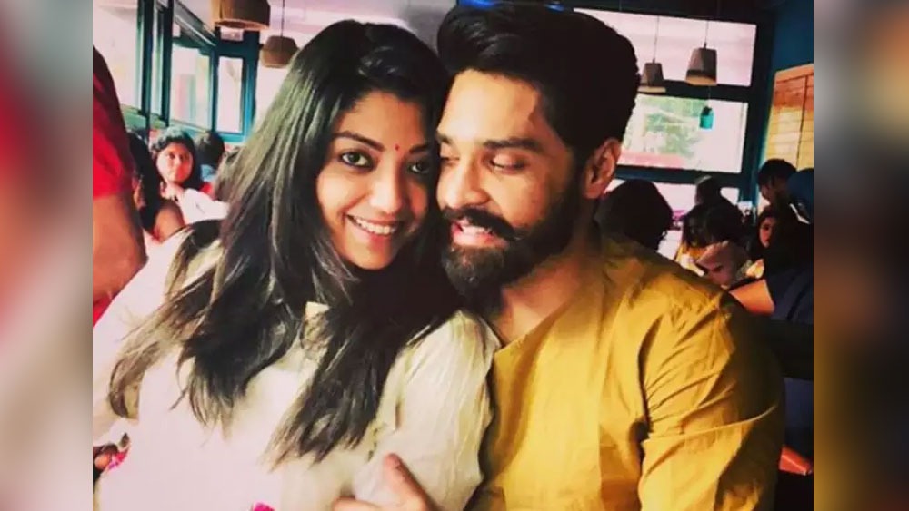 গত ডিসেম্বর মাসে প্রথম মধুচন্দ্রিমায় দার্জিলিং গিয়েছিলেন তাঁরা। স্ত্রীকে নিজের স্কুল দেখিয়েছিলেন গৌরব। বহু দিনের ইচ্ছেপূরণ করেছিলেন তিনি।