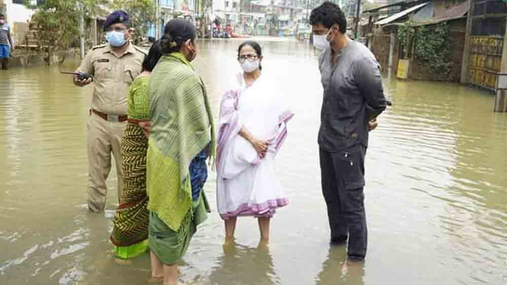 ঘাটালের জলমগ্ন এলাকায় মুখ্যমন্ত্রী মমতা বন্দ্যোপাধ্যায়ের সঙ্গে দেব।