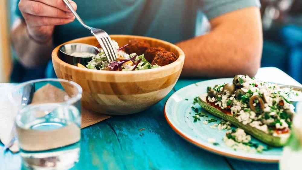 চিনি ও ফ্যাটজাতীয় খাবার ডায়েটে যত কম রাখবেন, ততই ভাল।