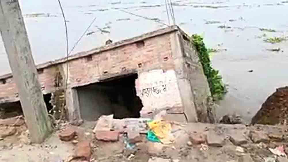 ফুঁসছে গঙ্গা। ভাঙনে তলিয়ে গেল বাড়ি। 