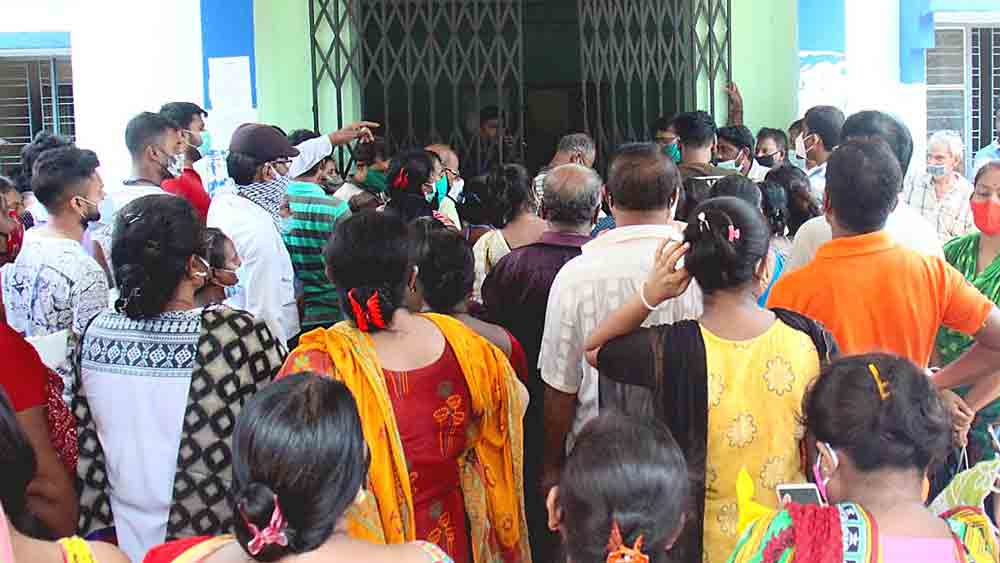 অব্যবস্থা: টিকা নিতে মানুষের ভিড়। অশোকনগরের একটি কেন্দ্রে।