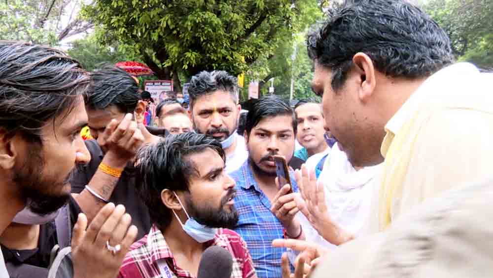 BJP supporters try to attempt mob lynching in Jantar Mantar - Vimarsana News