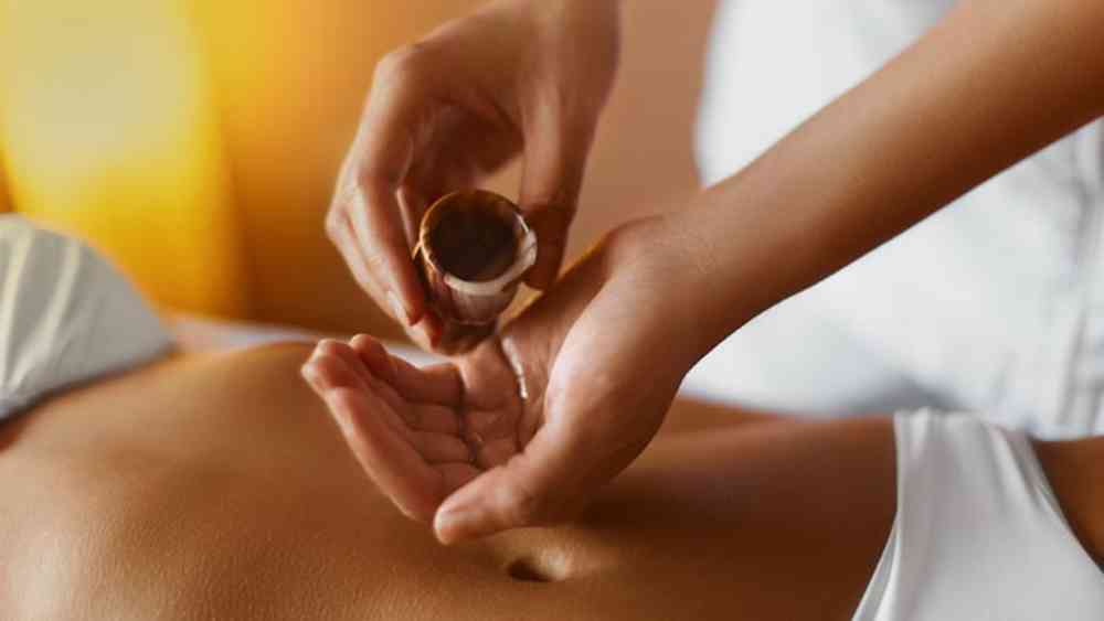 নাভিতে তেল মালিশ কমে গাঁটের ব্যথাও। 