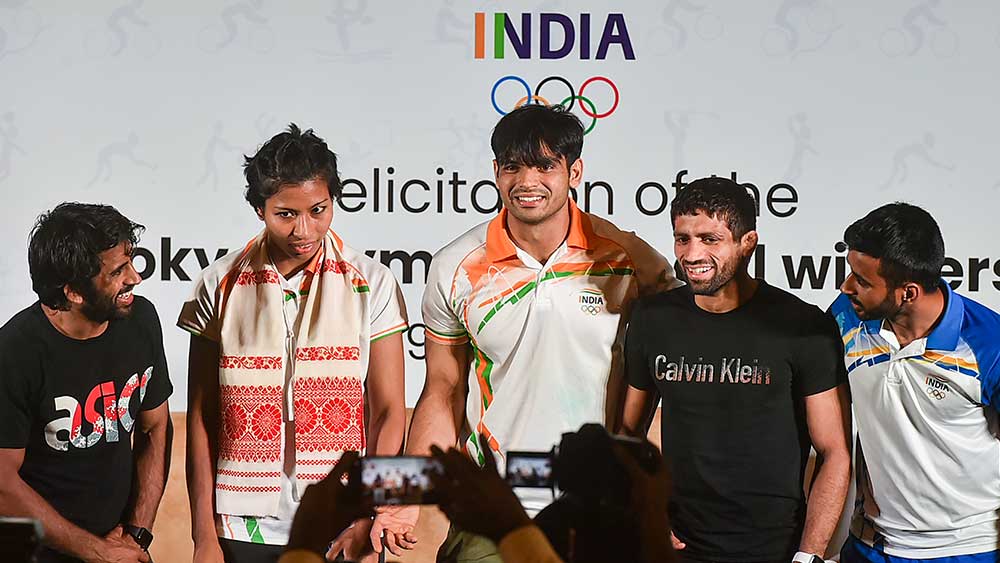 অলিম্পিক্স পদক ছাড়াও একাধিক পুরস্কার পেয়েছেন নীরজ চোপড়া, পিভি সিন্ধুরা। টোকিয়ো অলিম্পিক্সের পদকজয়ীদের জন্য কোটি কোটি টাকার পুরস্কার ঘোষণা হয়েছে ইতিমধ্যেই। দেখে নেওয়া যাক কে কত টাকা পেলেন।