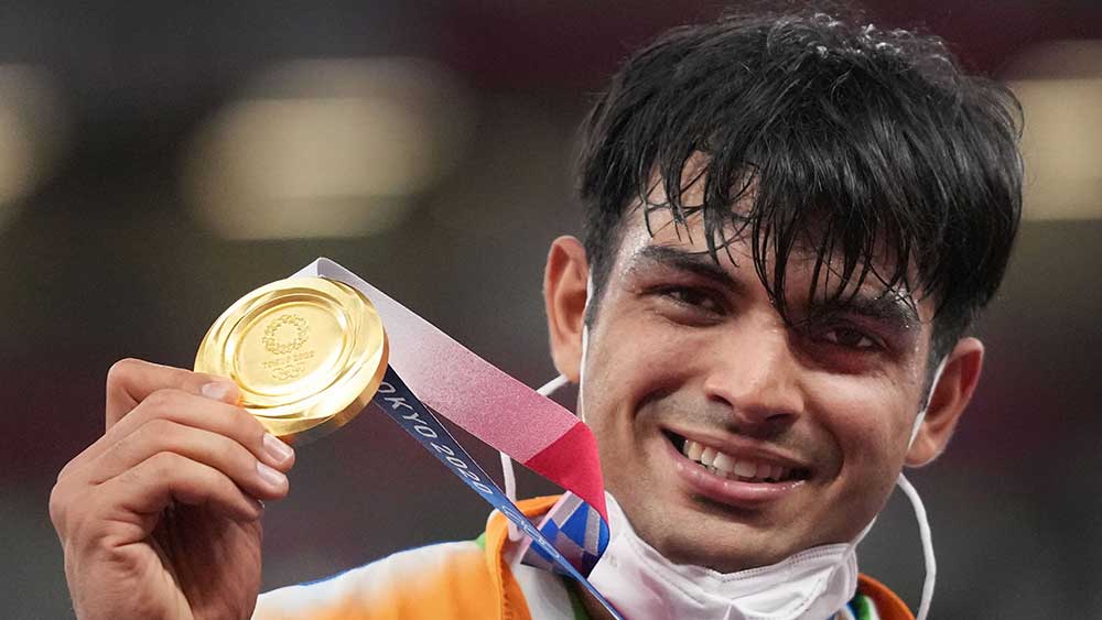 নীরজ চোপড়া: অ্যাথলেটিক্সে ভারতকে সোনা এনে দেওয়া নীরজকে ছ’কোটি টাকা দেওয়ার ঘোষণা করেছেন তাঁর রাজ্য হরিয়ানার মুখ্যমন্ত্রী। পঞ্জাবের মুখ্যমন্ত্রী তাঁকে দু’কোটি টাকা দেওয়ার কথা ঘোষণা করেছেন।