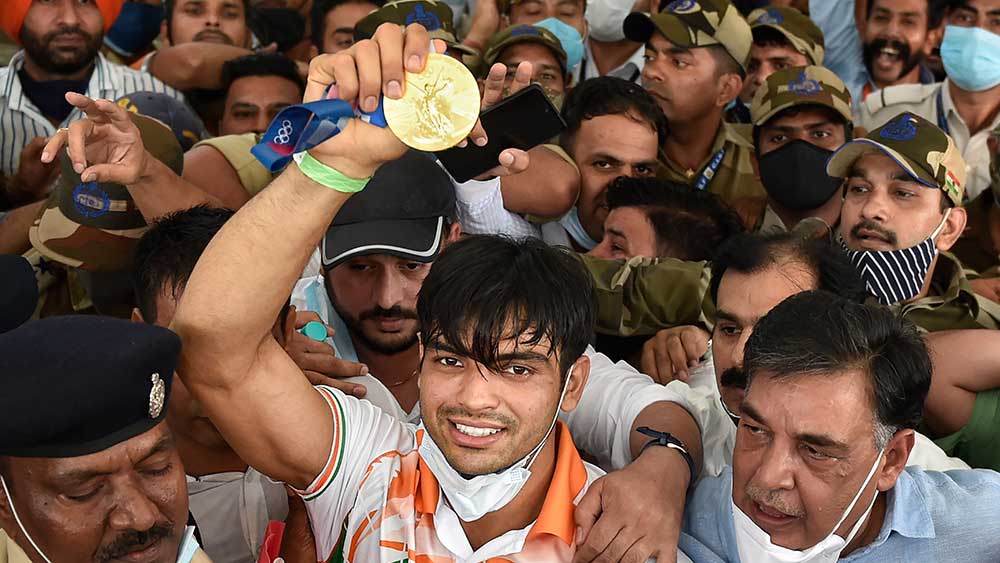 ভারতীয় ক্রিকেট বোর্ড, চেন্নাই সুপার কিংস এবং বাইজুর পক্ষ থেকে নীরজ পাবেন এক কোটি টাকা করে। ভারতীয় অলিম্পিক্স সংস্থা দেবে ৭৫ লক্ষ টাকা। গুরুগ্রামের এলান গ্রুপ দেবে ২৫ লক্ষ টাকা।