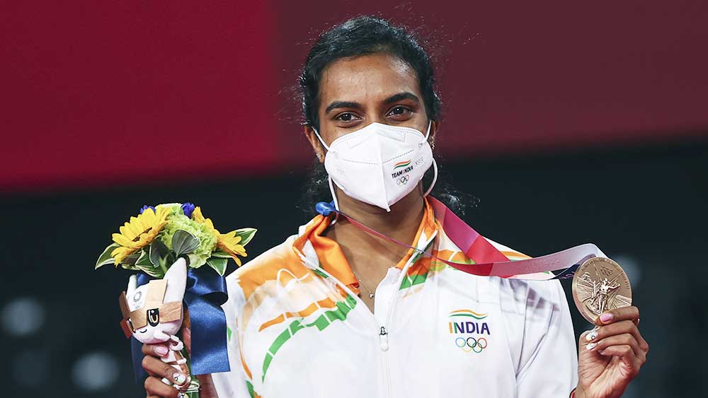 পিভি সিন্ধু: ব্যাডমিন্টনে ব্রোঞ্জজয়ী সিন্ধু তাঁর রাজ্য অন্ধ্রপ্রদেশ সরকারের থেকে পাবেন ৩০ লক্ষ টাকা। ভারতীয় ক্রিকেট বোর্ড তাঁকে দেবে ২৫ লক্ষ টাকা। ভারতীয় অলিম্পিক্স সংস্থা দেবে ২৫ লক্ষ টাকা। বাইজু দেবে এক কোটি টাকা।