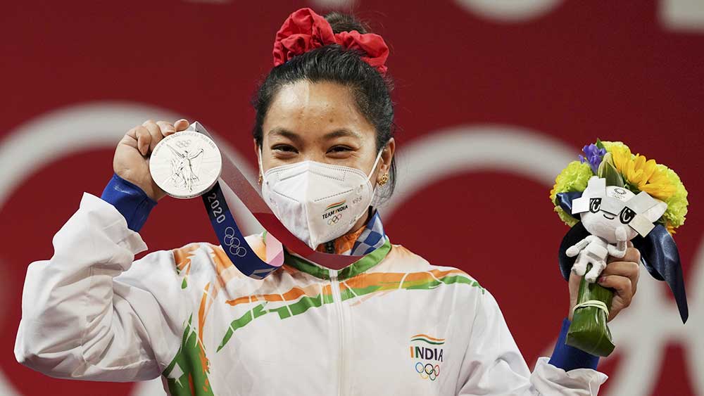 মীরাবাই চানু: ভারোত্তোলনে দেশকে রুপো এনে দিয়েছেন তিনি। রেলমন্ত্রী অশ্বিনী বৈষ্ণ তাঁকে দু’কোটি টাকা দেবেন বলে ঘোষণা করেছেন। চানুর রাজ্য মণিপুরের মুখ্যমন্ত্রী দেবেন এক কোটি টাকা। বাইজু দেবে এক কোটি টাকা।