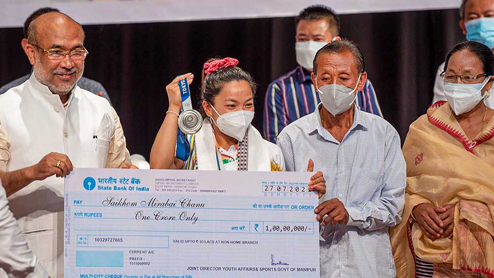 মীরাবাইকে রাজ্য পুলিশের অতিরিক্ত সুপারিনটেনডেন্ট পদও দিয়েছে মণিপুর সরকার। বিসিসিআইয়ের পক্ষ থেকে চানু পাবেন ৫০ লক্ষ টাকা। ভারতীয় অলিম্পিক্স সংস্থা দেবে ৪০ লক্ষ টাকা।