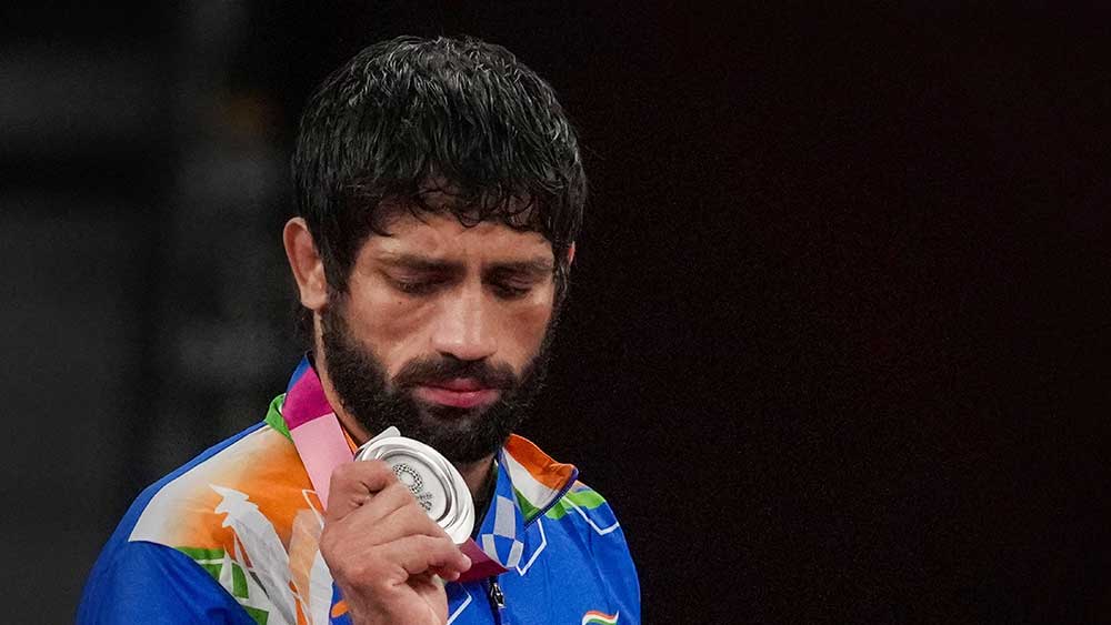 রবি দাহিয়া: কুস্তিতে রুপোজয়ী রবিকে চার কোটি টাকা দেবে হরিয়ানা সরকার। সেই সঙ্গে সরকারি চাকরিও। বাইজু দেবে এক কোটি টাকা। বিসিসিআইয়ের তরফে দেওয়া হবে ৫০ লক্ষ টাকা। ভারতীয় অলিম্পিক্স সংস্থা দেবে ৪০ লক্ষ টাকা।