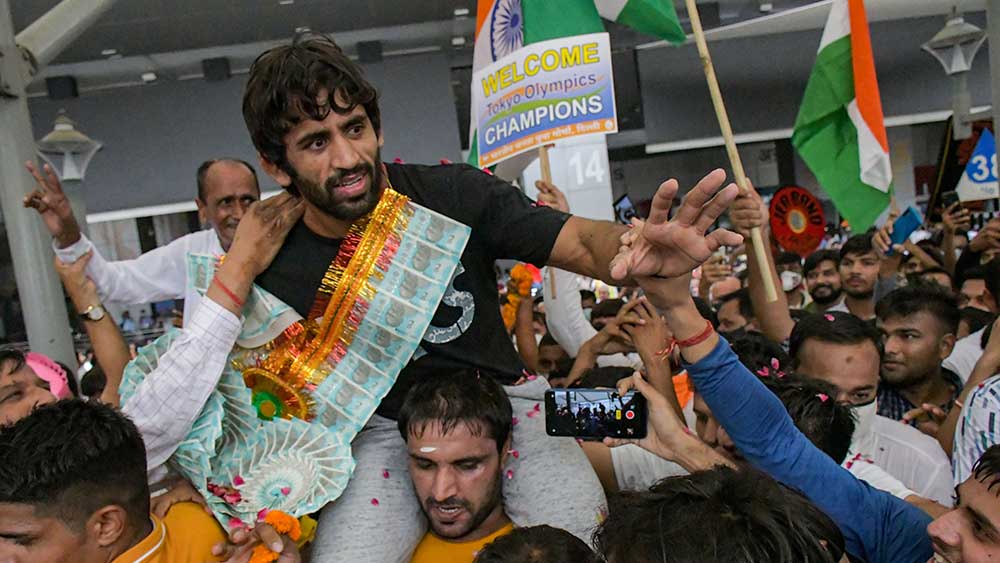 বজরং পুনিয়া: ব্রোঞ্জজয়ী কুস্তিগির বজরং হরিয়ানা সরকারের থেকে পাবেন আড়াই কোটি টাকা। বাইজুর তরফে তিনি পাবেন এক কোটি টাকা। বিসিসিআই এবং ভারতীয় অলিম্পিক্স সংস্থা দেবে ২৫ লক্ষ টাকা করে।