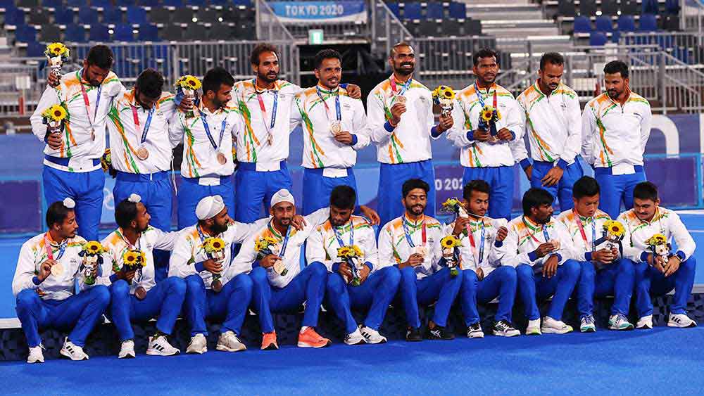 পুরুষ হকি দল: ৪১ বছর পর হকিতে পদক জয় ভারতের। ব্রোঞ্জজয়ী দলকে এক কোটি ২৫ লক্ষ টাকা দেবে বিসিসিআই। বাইজু দেবে এক কোটি টাকা। ভারতীয় অলিম্পিক্স সংস্থা দেবে ২৫ লক্ষ টাকা। হরিয়ানার খেলোয়াড় সুরেন্দ্র কুমার এবং সুমিতকে আড়াই কোটি টাকা করে দেবে তাঁদের রাজ্য। এ ছাড়াও অনেক পুরস্কার রয়েছে ভারতীয় দলের খেলোয়াড়দের জন্য।