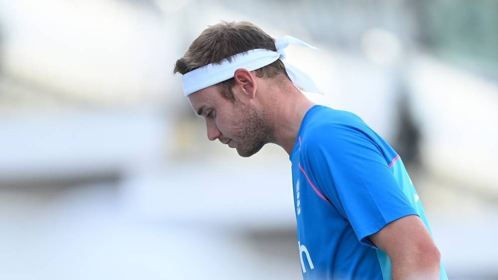 চোট পেয়ে মাঠ ছাড়ছেন ব্রড। ছবি - টুইটার 