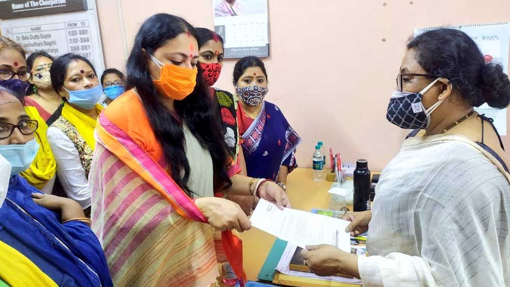 মহিলা কমিশনে কলকাতায় বিজেপি মহিলা মোর্চার রাজ্য সভানেত্রী অগ্নিমিত্রা পাল।