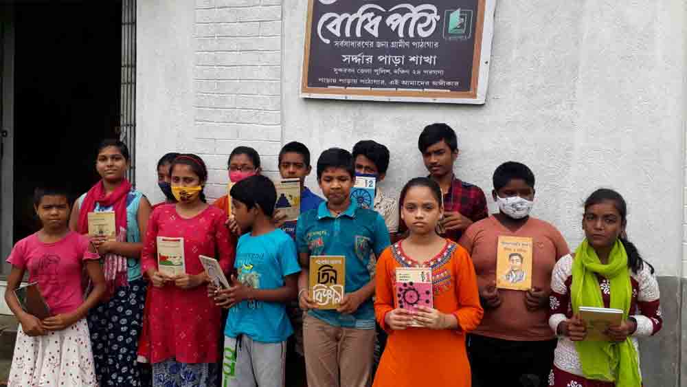 পছন্দের বই শুধু বসে পড়াই যাবে না, প্রয়োজনে নিজের বাড়িতে নিয়ে যেতে পারবে খুদেরা।