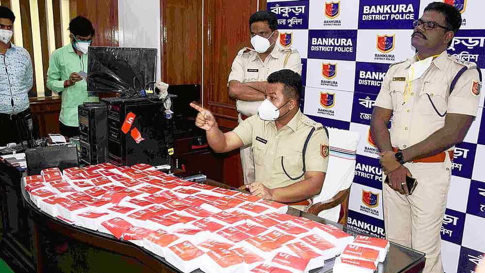 বাজেয়াপ্ত: প্রায় ৯ হাজার সিমকার্ড ও অন্য সামগ্রী।