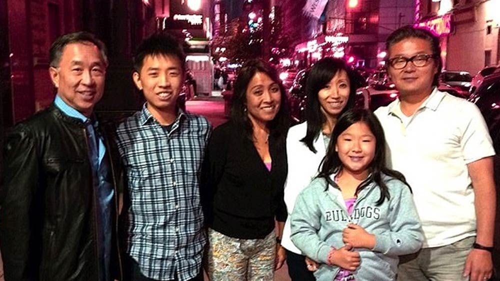 তিনি বিল হোয়াং। বিশাল অঙ্কের টাকা খুইয়ে এখন অত্যন্ত সাধারণ জীবনযাপন করছেন বিল।