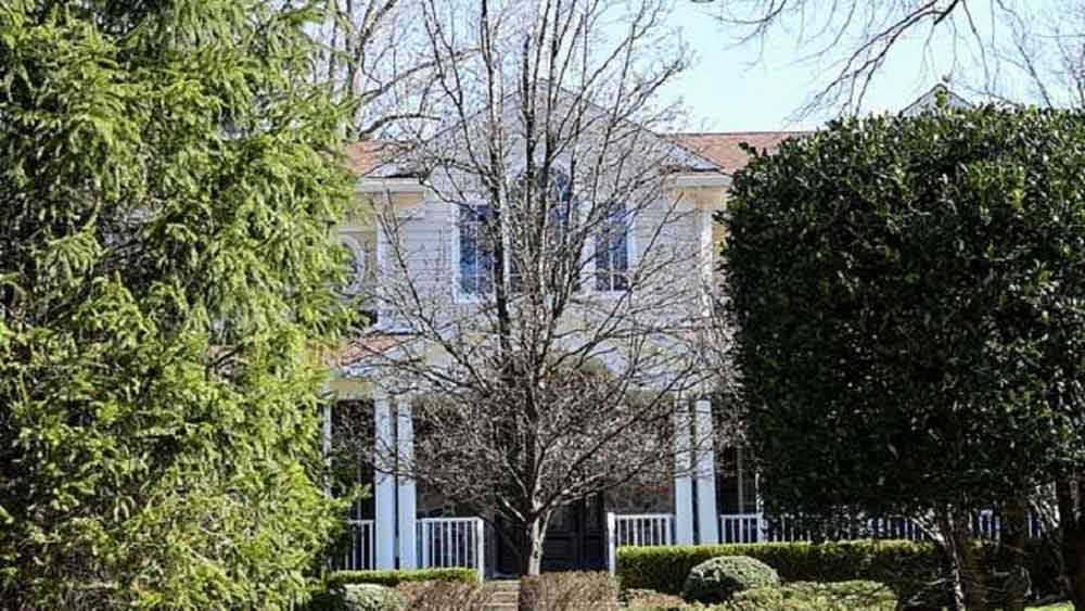 বাস্তবের ছবিটা কিন্তু একেবারেই আলাদা। বিল যথেষ্ট সাধারণ ভাবে জীবন কাটাচ্ছেন। নিউ জার্সির যে বাড়িতে তিনি থাকতেন, আজও সেখানেই পরিবারের সঙ্গে থাকেন তিনি। খুব একটা বাড়ির বাইরে বার হন না।