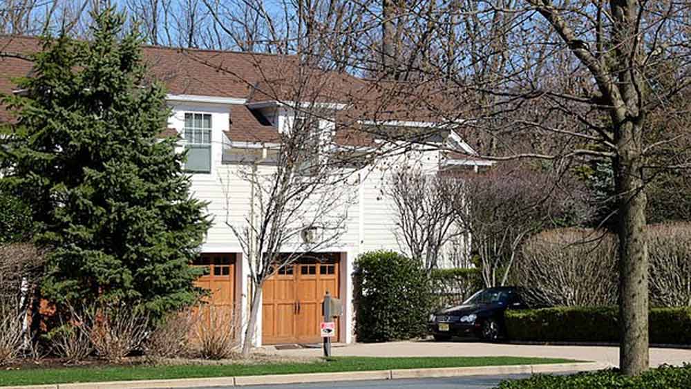 হাডসন নদীর উপর গড়ে ওঠা প্যালিসেডস ক্লিফ নামে তাঁর বাড়ির বাইরে গাড়ির সারি দেখা যায় না। এক পাশে শুধু দাঁড়িয়ে থাকে তাঁর সাধের কালো রঙের মার্সিডিজটি।