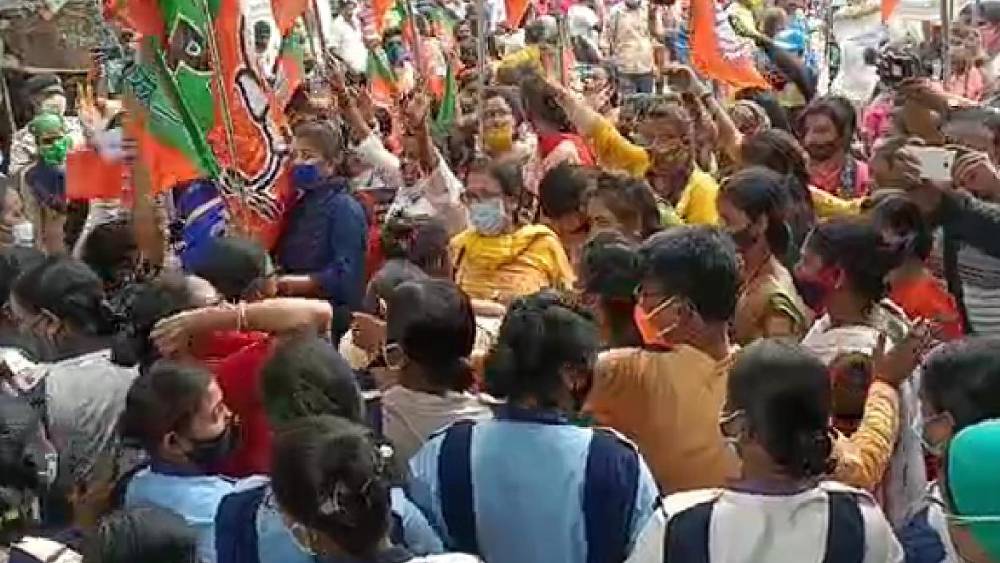 Tug of war between police and BJP workers at Midnapore in a programme dgtld