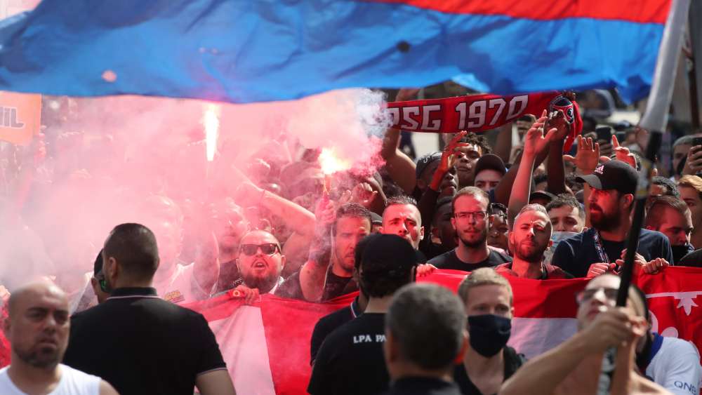 প্যারিসে সমর্থকদের উচ্ছ্বাস।