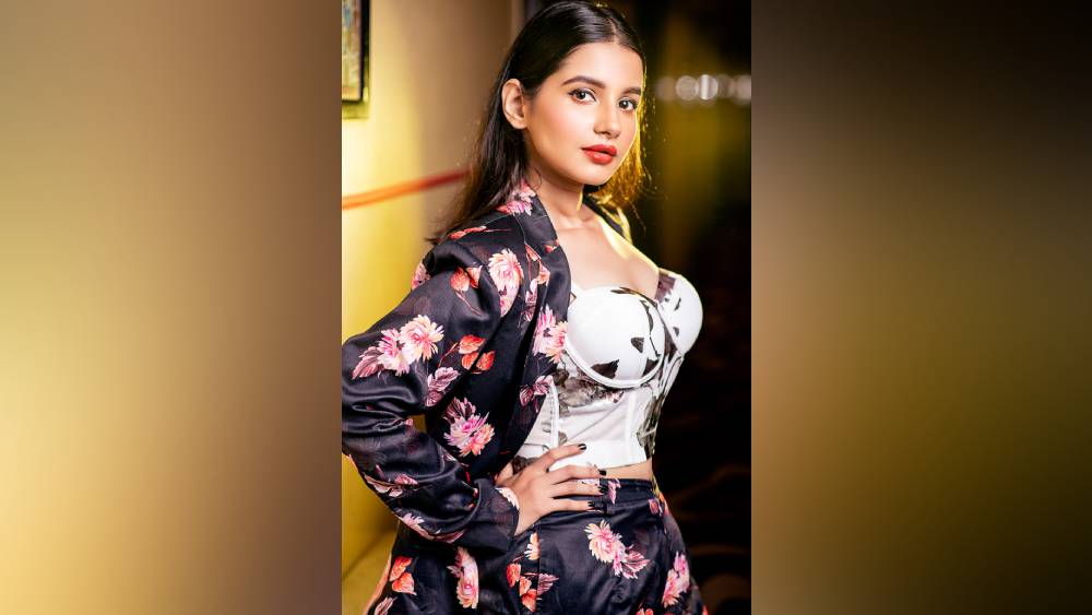 জীবনের প্রথম ছবি তরুণ মজুমদারের পরিচালনায়। এ বার রণবীর সিংহের সঙ্গেও পর্দা ভাগ করে নিতে উড়ে গিয়েছেন আরব সাগরের তীরে। তিনি অঙ্গনা রায়।