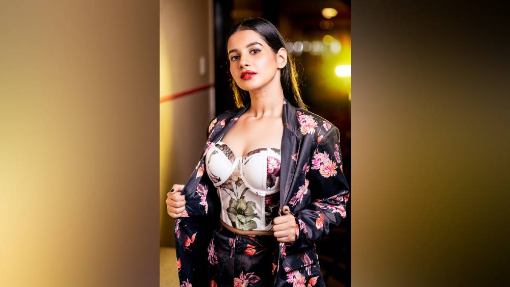  সতেরো বছর আগে তরুণ মজুমদারের ‘আলো’ ছবিতে শিশুশিল্পী হিসেবে আত্মপ্রকাশ করেছিলেন অঙ্গনা।