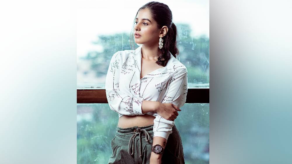 ইঞ্জিনিয়ারিং নিয়ে পড়াশোনার চাপ সামলে আবারও পুরনো জায়গায় ফিরে এসেছেন অঙ্গনা।