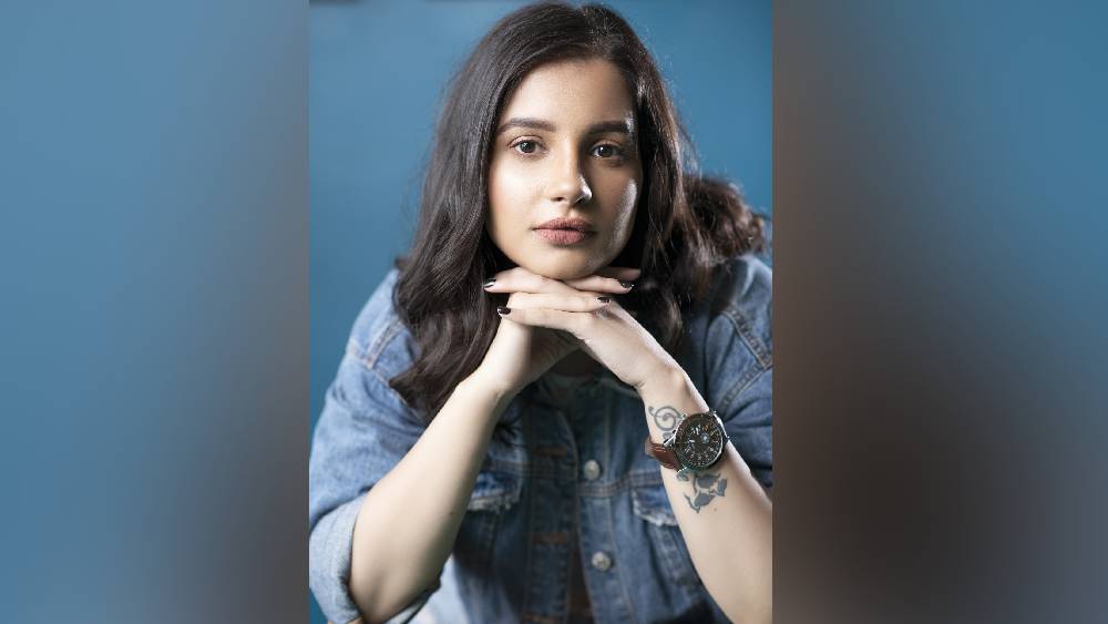 ওয়েব সিরিজের জনপ্রিয়তা যেমন বেশি, তেমন তাঁকে নিয়ে বিতর্কও কম নয়। একাধিক সিরিজের খোলামেলা দৃশ্য, গালিগালাজের ব্যবহার নিয়ে নানা জনের নানা মত। এ প্রসঙ্গে তাঁর বক্তব্য, “চিত্রনাট্যের প্রয়োজন হলে নিশ্চয়ই খোলামেলা দৃশ্যে অসুবিধা নেই। কিন্তু এখনও পর্যন্ত আমি সে রকম কোনও দৃশ্যে অভিনয় করিনি।”