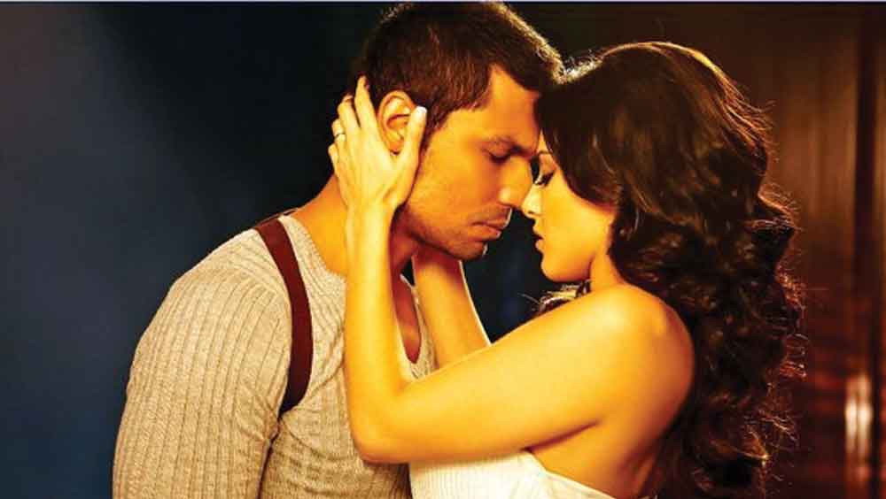 ৯ বছর আগে তিনি বলিউডে আত্মপ্রকাশ করেছিলেন পুজা ভট্টের ‘জিসম ২’ ছবির হাত ধরে। তবে পরিচিতির শিখরে পৌঁছেছিলেন সলমন খানের ‘বিগ বস’-এর দৌলতে। সমালোচনার কেন্দ্রবিন্দু সেই পর্ন-তারকা আজ বলিউডের জনপ্রিয় অভিনেত্রী এবং সঞ্চালক।