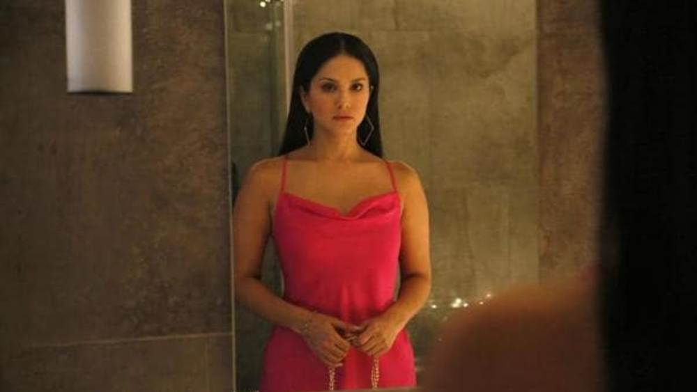 বলিউডে পা দেওয়ার পর অতীতের পেশার জন্য কম কটূক্তি শুনতে হয়নি তাঁকে। ২০১৭ সালের শেষের দিকে কর্নাটকে একটি অনু়্ষ্ঠানে ডাক পেয়েছিলেন সানি। কিন্তু রক্ষণা বৈদিক যুব সেনা সংগঠন হুমকি দিয়েছিল, সানি যদি অনুষ্ঠান করেন, তা হলে গণআত্মহত্যা ঘটবে কর্নাটকে।