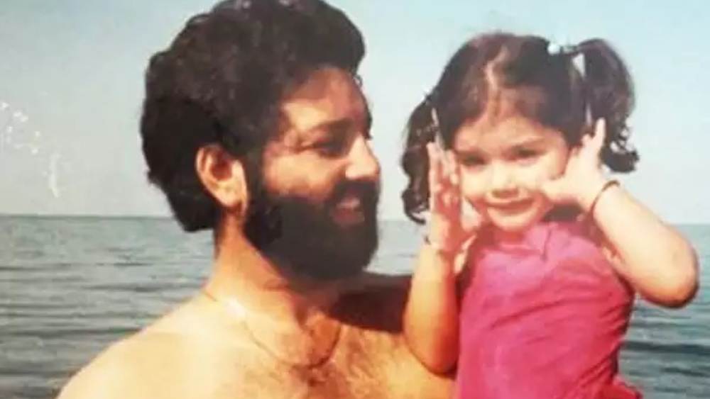 সেখান থেকেই তাঁর পরিবারের বাকি সদস্যরা পর্নোগ্রাফিতে অভিনয় করার বিষয়ে জানতে পারেন। আগে তাঁর বাবা-মা মেয়ের রোজগারে খুশিই ছিলেন। কিন্তু রোজগারের উপায় নিয়ে মাঝেমধ্যে তাঁরা সন্দেহ প্রকাশ করতেন।