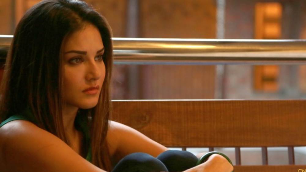 সানির যখন ১৮ বছর বয়স, সে সময় শারীরিক হেনস্থার শিকার হন। একটি মিউজিক ভিডিয়োর শুটিংয়ে তাঁর সঙ্গে অভব্য আচরণ করেছিলেন এক র্যা প গায়ক। ইন্ডাস্ট্রিতে সে সময় নতুন ছিলেন সানি। ওই গায়ক সেই সুযোগই নিয়েছিলেন বলে এক সাক্ষাৎকারে জানান অভিনেত্রী।