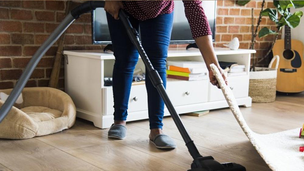 বাড়ি পরিষ্কার করে ঘর গোছানোর সময়ই দেওয়ালে একটি অদ্ভুত লেখা চোখে পড়ে।