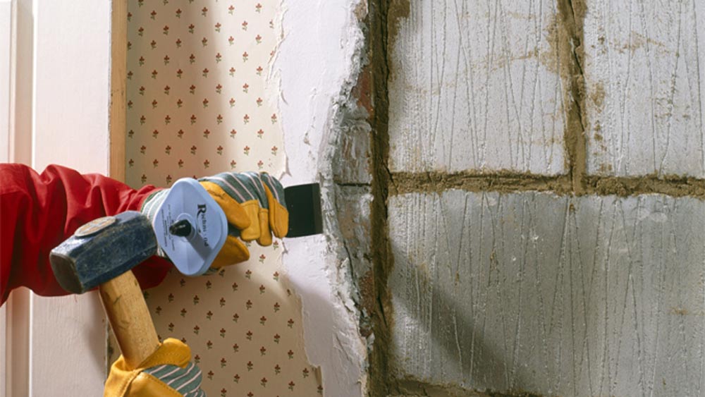 ওয়ালপেপার সরানোর পর প্রথম মেয়ের চোখেই লেখাটি পড়েছিল। লেখাটিতে ‘অতীত’ এবং ‘ভবিষ্যতে’র কথা পড়ে কার্ল এবং তাঁর পরিবারের মনে হয়েছিল, সেটি নিশ্চয় ‘টাইম ট্রাভেল’ সংক্রান্ত কোনও ঘটনার বিবরণী।