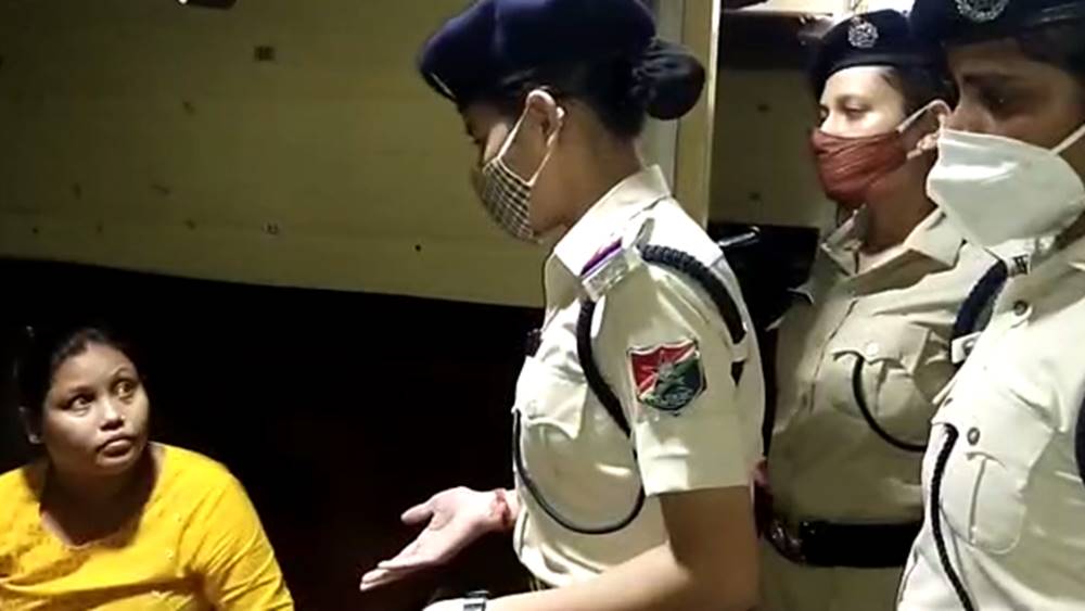 ট্রেনের ভিতর পৌঁছে গিয়েছেন মহিলা আরপিএফ কর্মীরা।