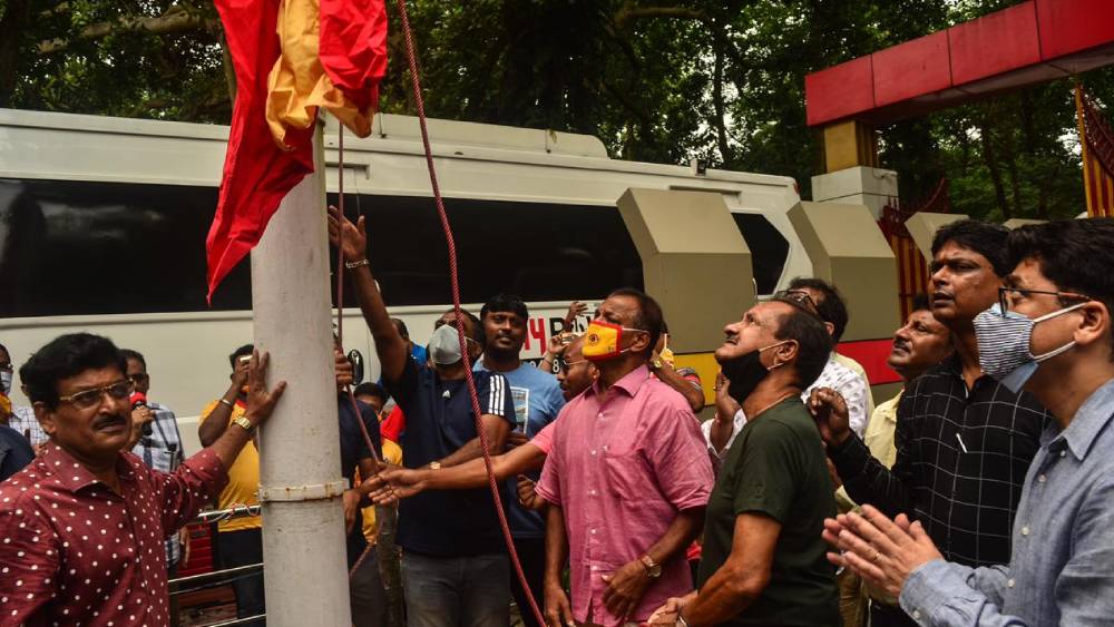 ক্লাবের সামনে পতাকা উত্তোলন করছেন সম্বরণ বন্দ্যোপাধ্য়ায়-সহ প্রাক্তন খেলোয়াড়রা।