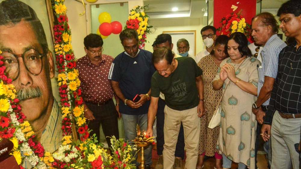 প্রয়াত পল্টু দাসের মূর্তির সামনে প্রদীপ জ্বালছেন সম্বরণ, মনোরঞ্জন।