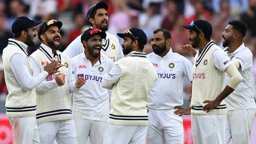 শেষ বেলায় রোরি বার্নসকে আউট করার পর মহম্মদ শামির সঙ্গে সতীর্থরা। ছবি - টুইটার 