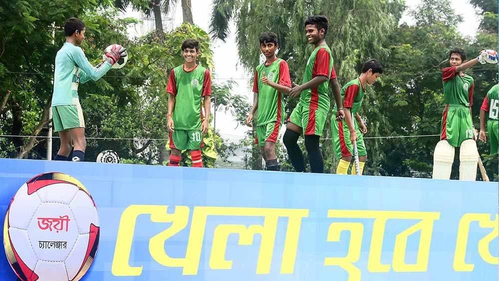 প্রস্তুতি: রেড রোডে স্বাধীনতা দিবসের কুচকাওয়াজের চূড়ান্ত মহড়ায় ‘খেলা হবে’ ট্যাবলো। শুক্রবার।