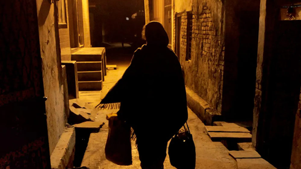 তাঁর মা যে সমস্ত বাড়িতে পরিচারিকার কাজ করতেন, সেখান থেকেই উচ্ছিষ্ট যা খাবার নিতে আসতেন, সেগুলি খেয়েই পেট ভরাতেন নিতিন এবং তাঁর দাদা। আর মা-বাবা? মাসের বেশির ভাগ দিনই তাঁদের দিনের শুরু এবং শেষ হত চিনি গোলা মিষ্টি জল খেয়েই।