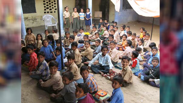 তবে এই দারিদ্রের মধ্যেও ছোট থেকে নিতিনের পড়াশোনার ঝোঁক ছিল। নিতিন এবং তাঁর দাদাকে সরকারি স্কুলে ভর্তিও করে দিয়েছিলেন মা-বাবা। অষ্টম শ্রেণি পর্যন্ত পড়ার পর দাদা উপার্জনের রাস্তায় হাঁটা দেন। নিতিন কিন্তু হাল ছাড়েননি।