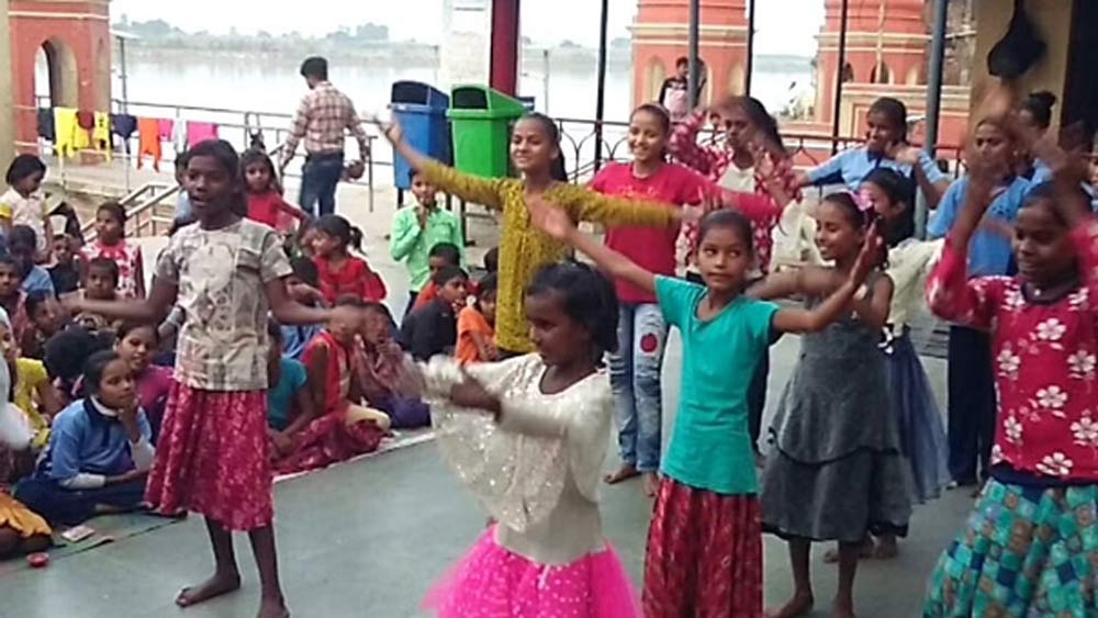 নিতিন আজ অনেকটাই বড় হয়ে গিয়েছেন। একাই মা-বাবার দেখাশোনা করেন। তাঁদের জীবনযাপনেও অনেক বদল এসেছে। তা বলে অতীতকে ভুলে যাননি নিতিন। ভুলতে পারেননি বলেই তাঁর মতো ২০০ গরিব ছেলেমেয়েকে ভাল জীবন উপহার দিতে আজ বিনামূল্যে পড়াচ্ছেন।